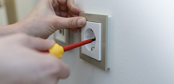 Elektro­installation bei Georg Wagner GmbH & Co. in Lohr/Main