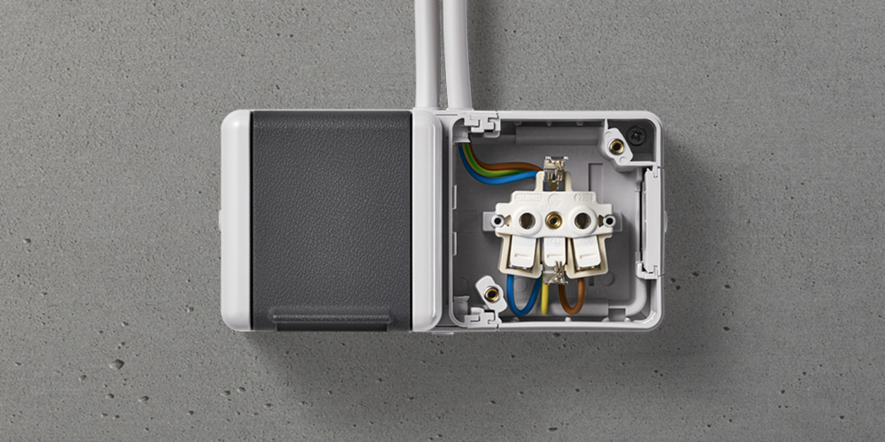 Doppelsteckdose mit Trennsteg bei Georg Wagner GmbH & Co. in Lohr/Main