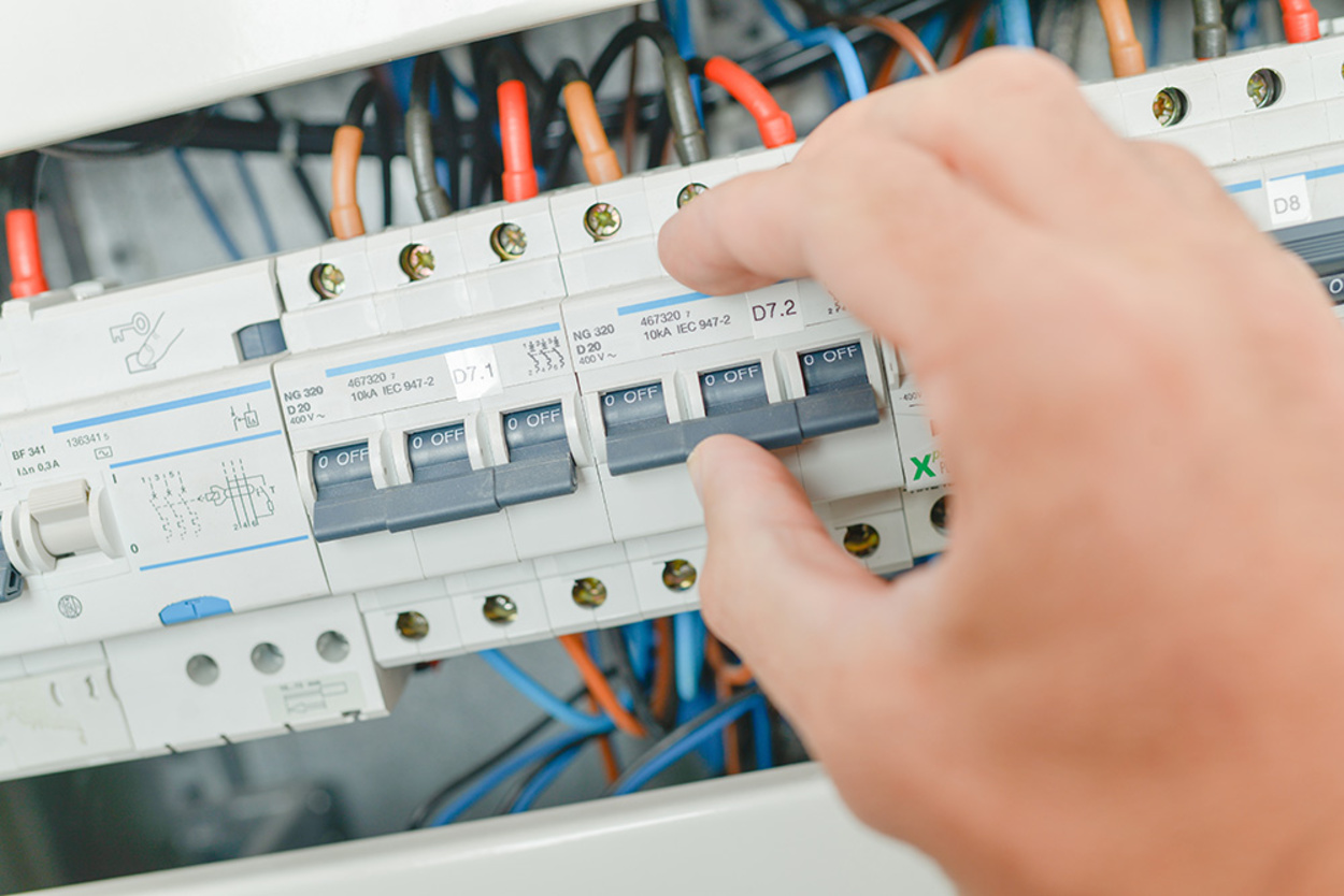 Elektro­installation bei Georg Wagner GmbH & Co. in Lohr/Main